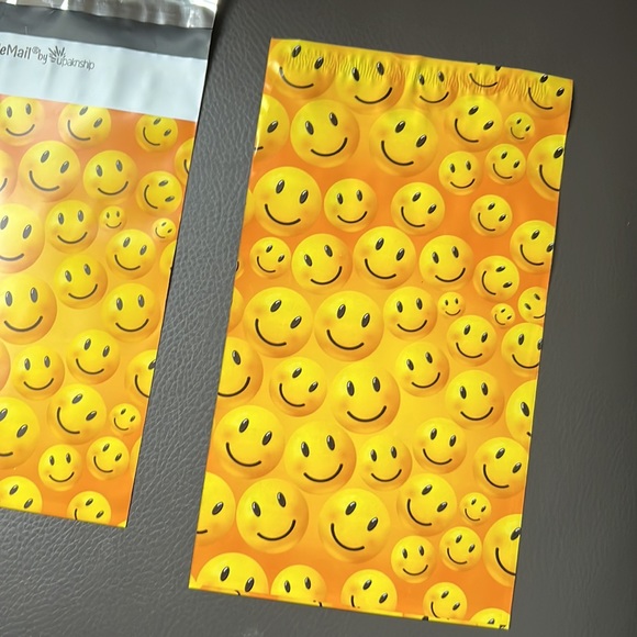 10 pcs Smiley Poly Mailers 6"x9" inches - Picture 3 of 5
